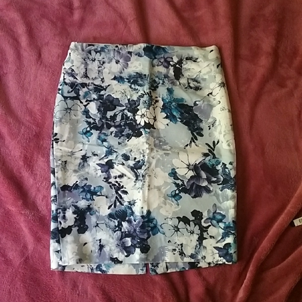 Lila Rose Size 6 Floral Print Women's Skirt